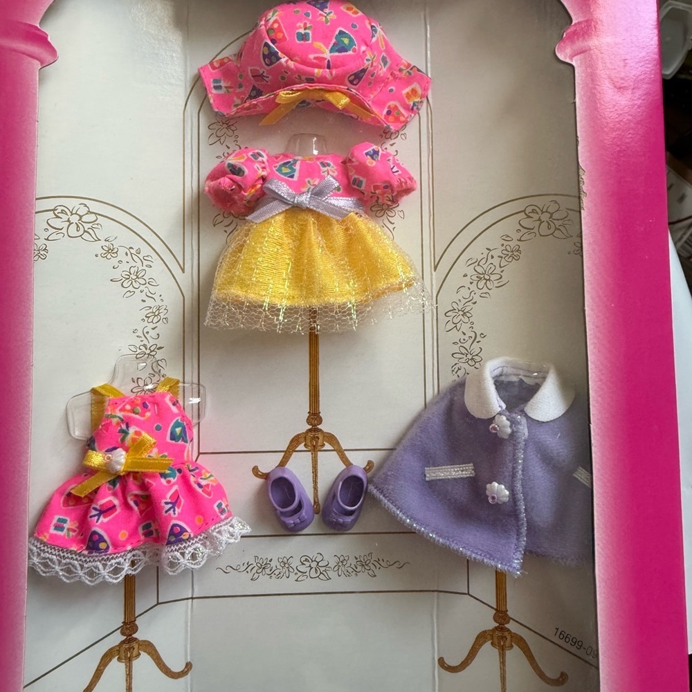 Vintage Barbie Fashion Avenue Set - Pink, Yellow, Purple - Picture 3 of 3